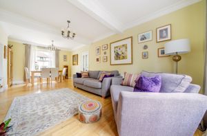 Dual aspect lounge- click for photo gallery